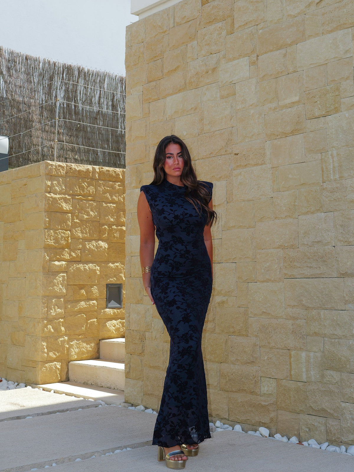 Vestido de tule com flores e costas em azul-marinho