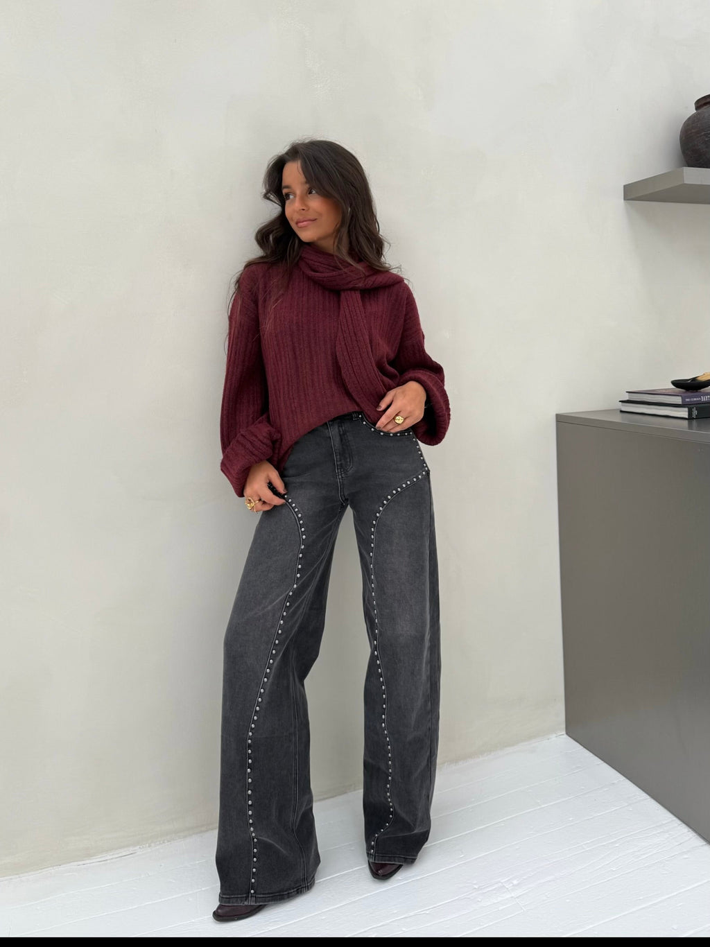 Calça Jeans Cinza de Perna Larga com Detalhes de Tachas