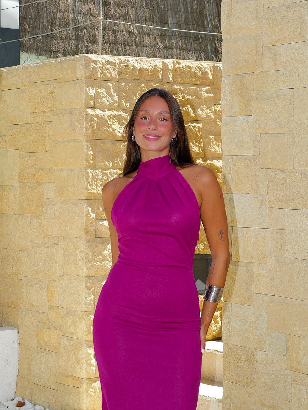 Vestido comprido com decote halter e laço, cor amarena