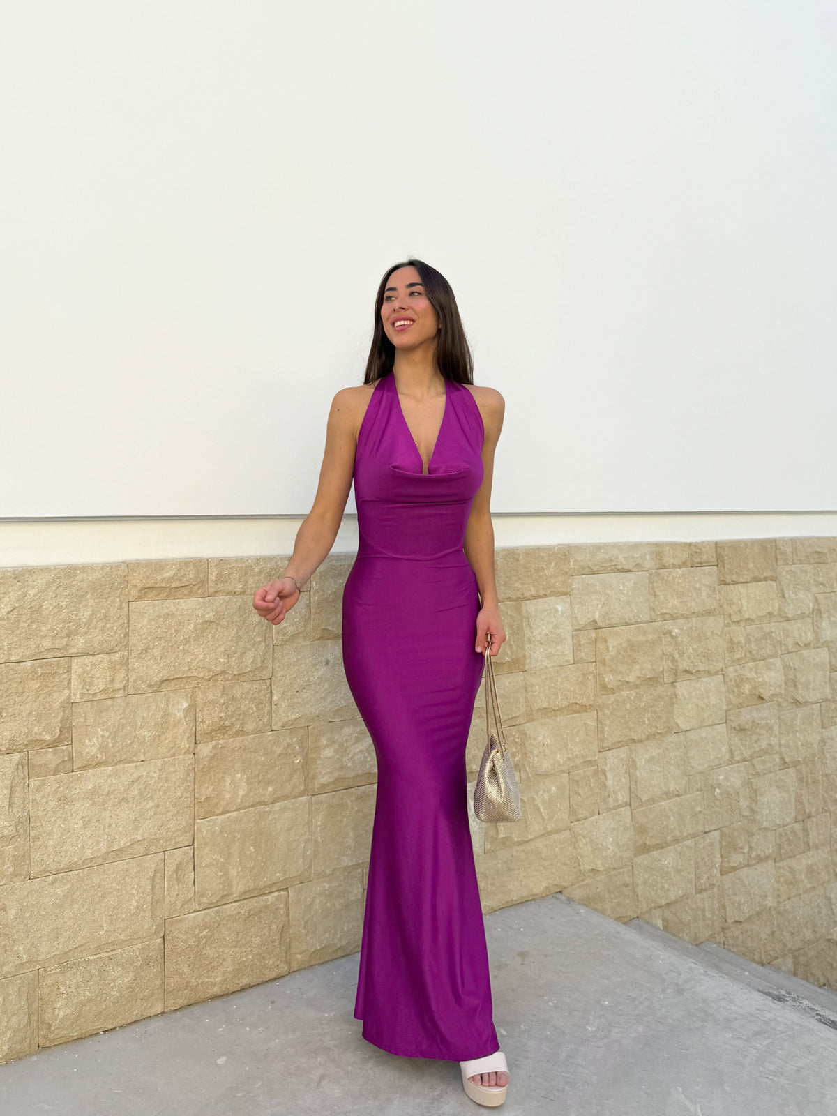 Vestido longo em cascata cor de amarena