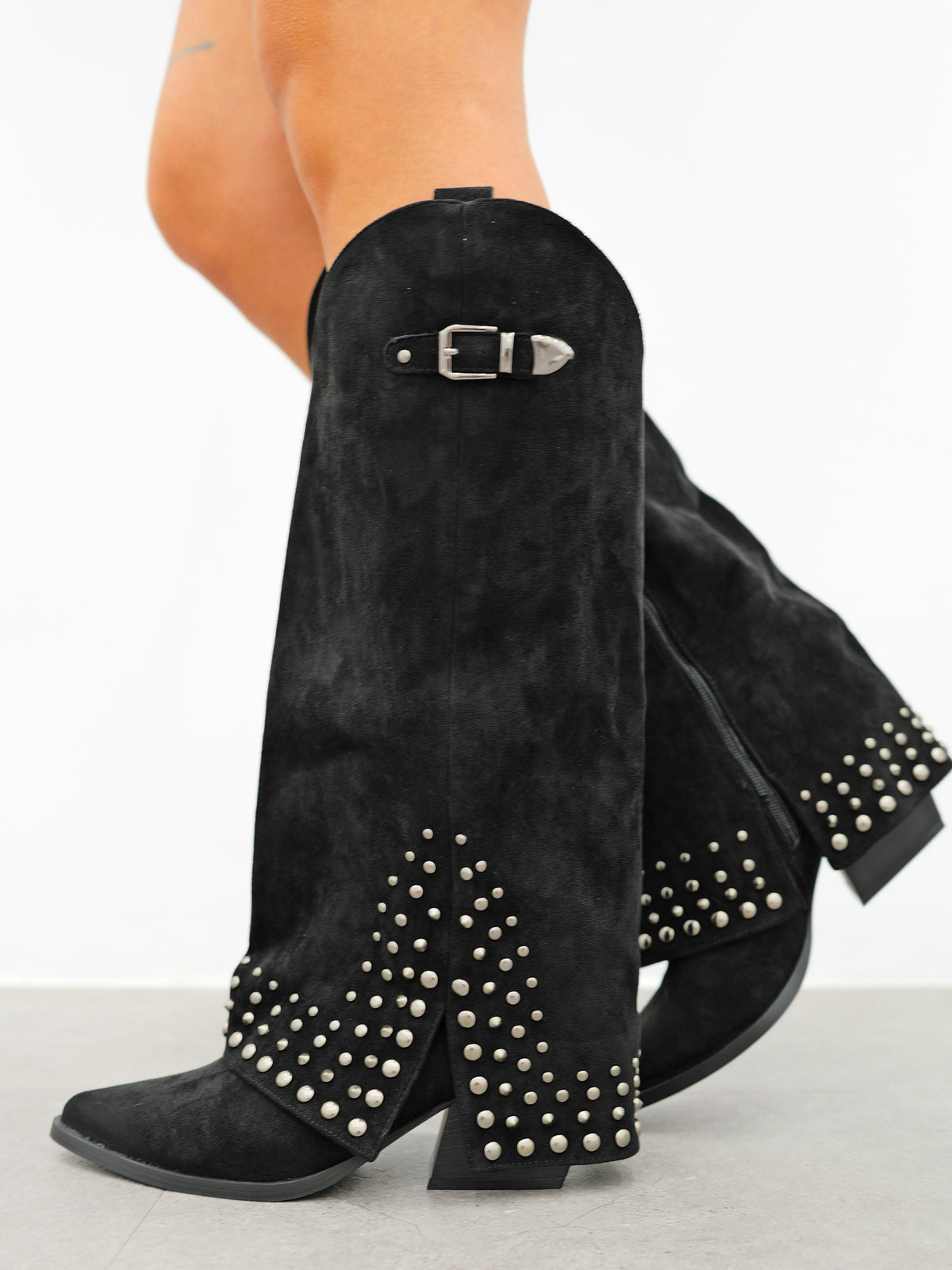 Bota de salto alto com tachas, em preto