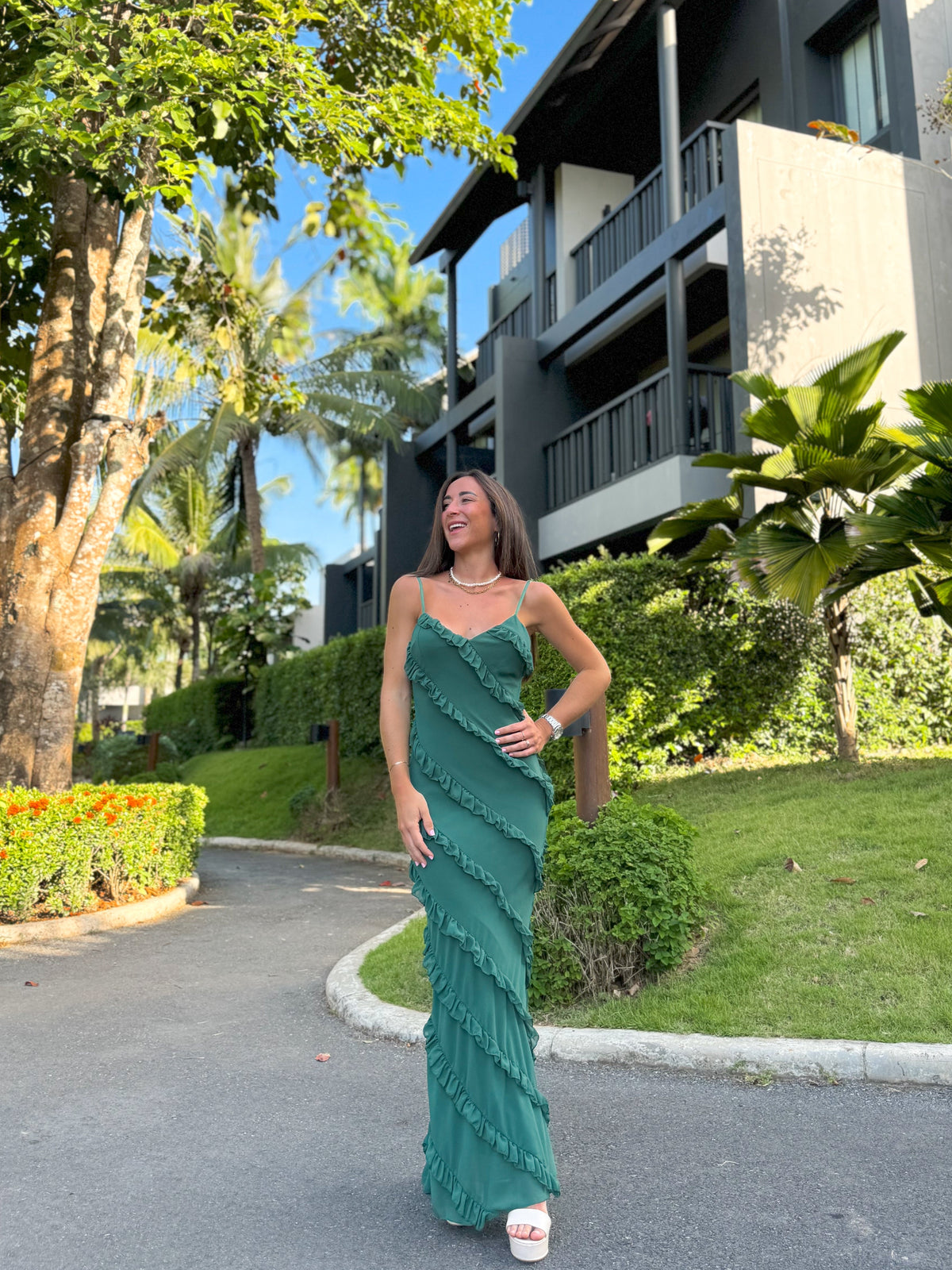 Vestido com folhos em crepe cor de garrafa