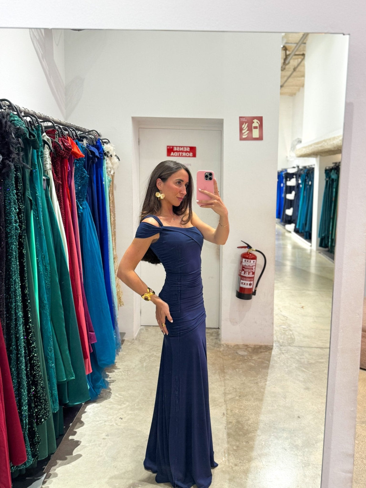Vestido assimétrico com alças em azul-marinho