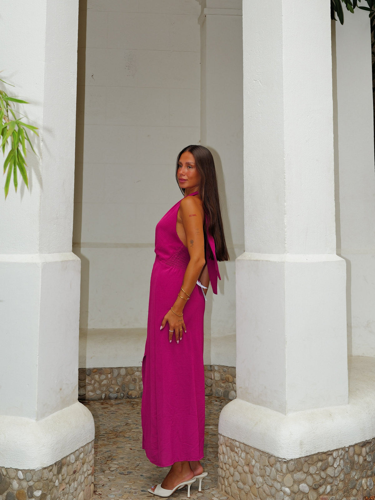 Vestido midi com decote cruzado na cor amarena