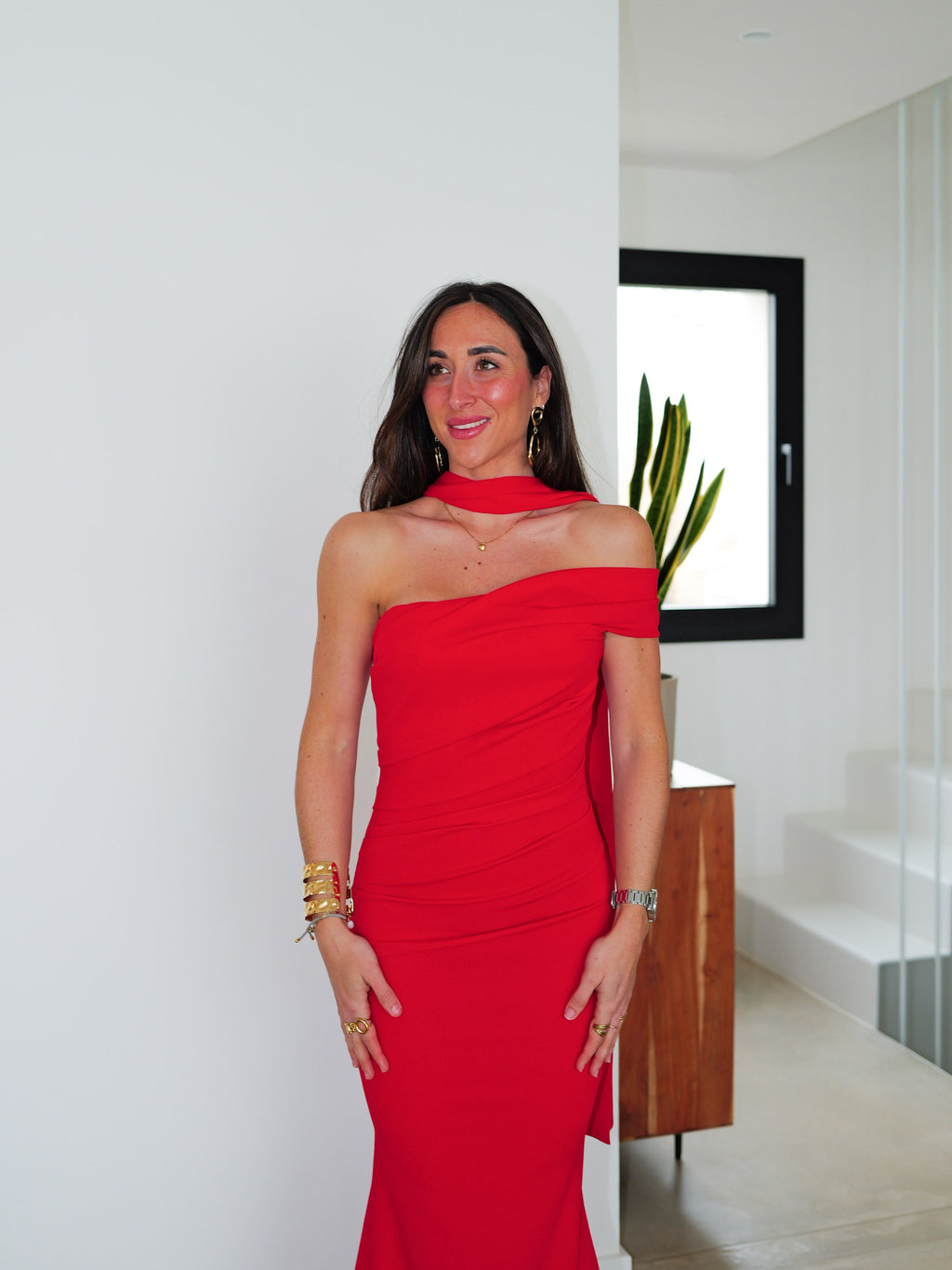 Vestido vermelho com gola choker e franzido assimétrico