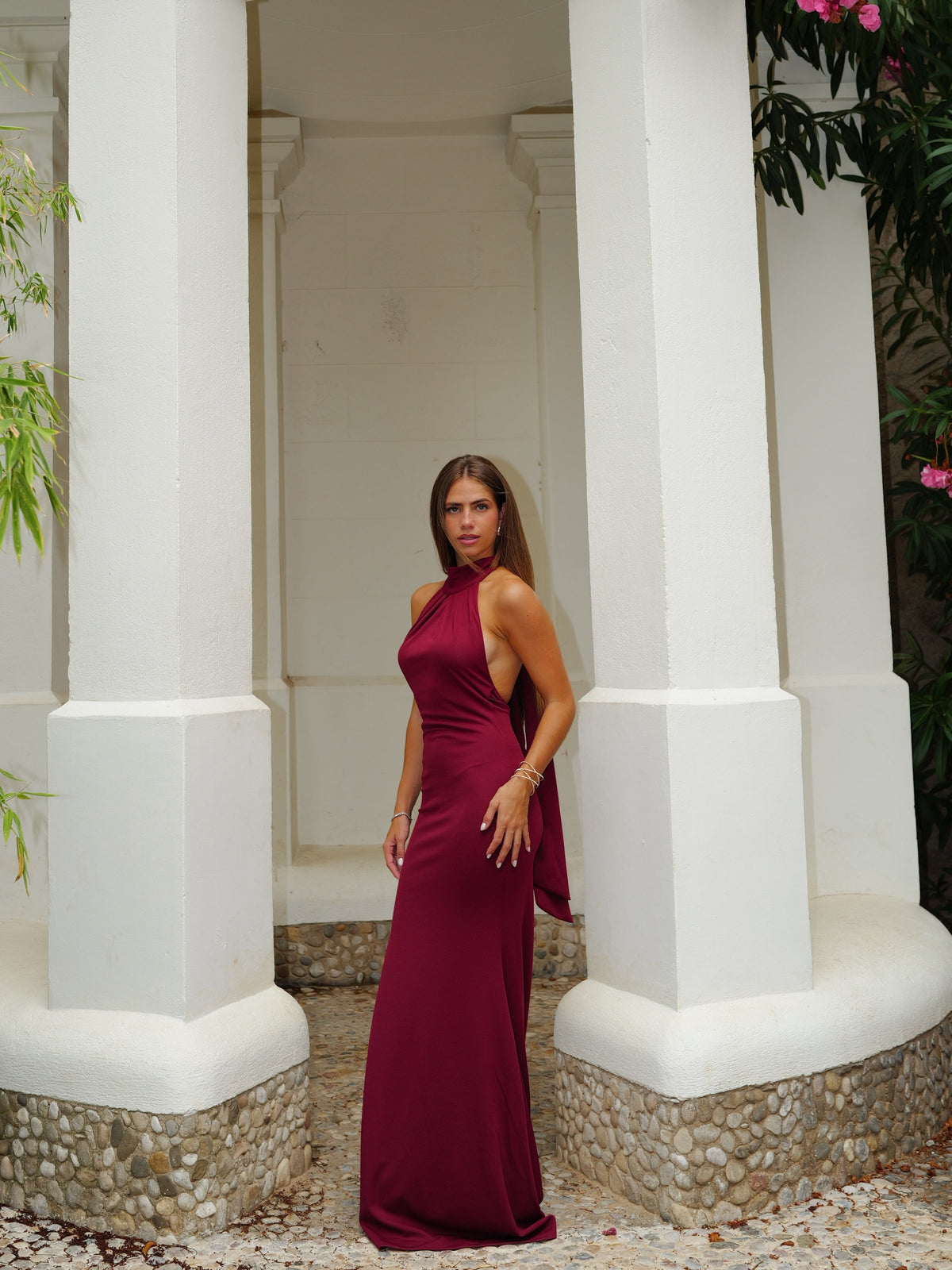 Vestido comprido com decote halter e laço, cor bordô