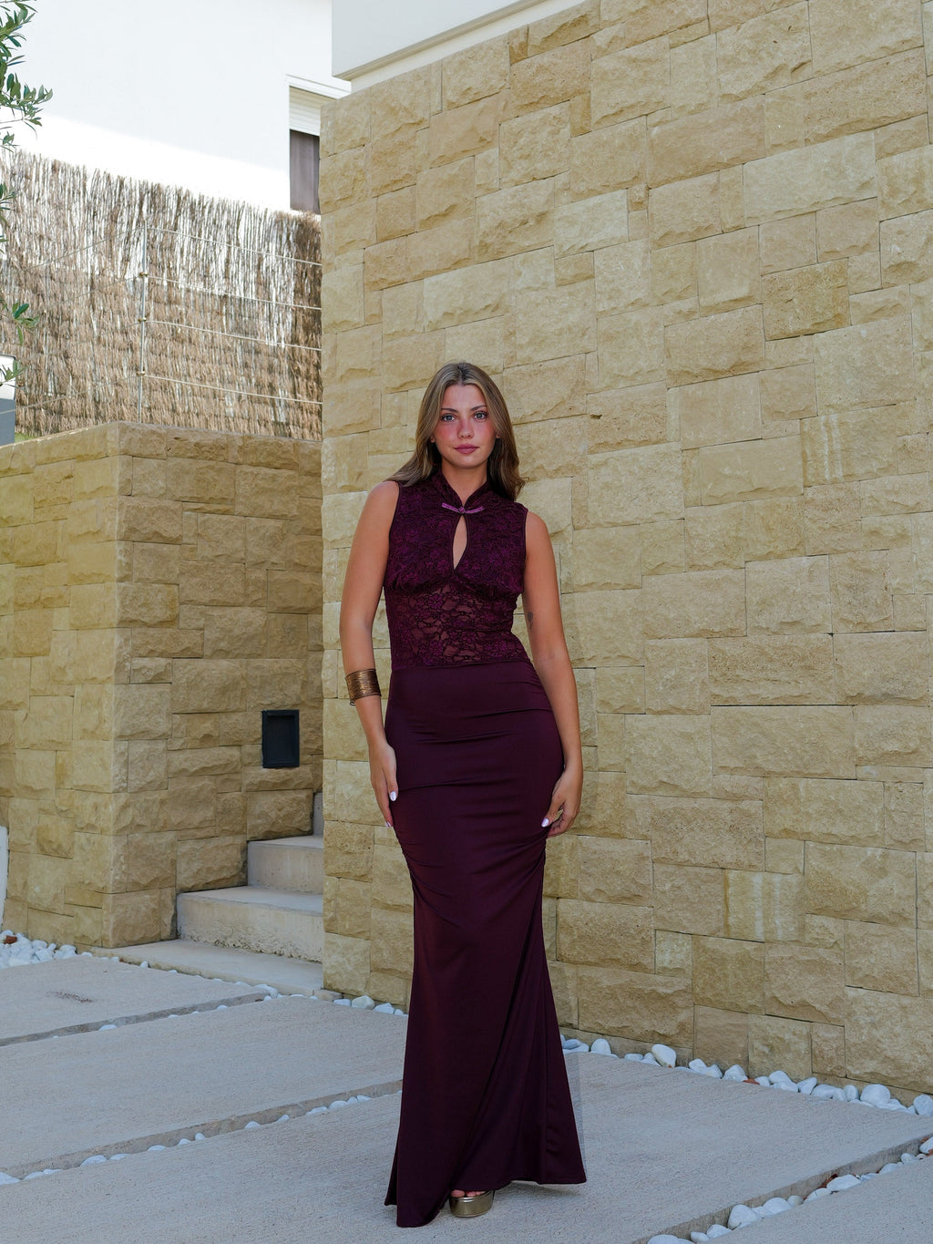Vestido comprido de renda drapeada em cor de bordô
