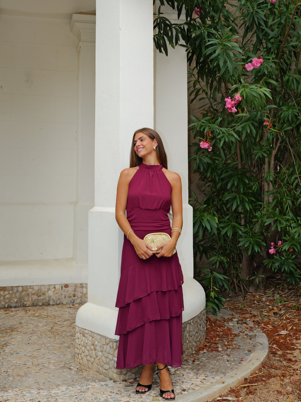 Vestido midi com laço e decote halter em tom de vinho