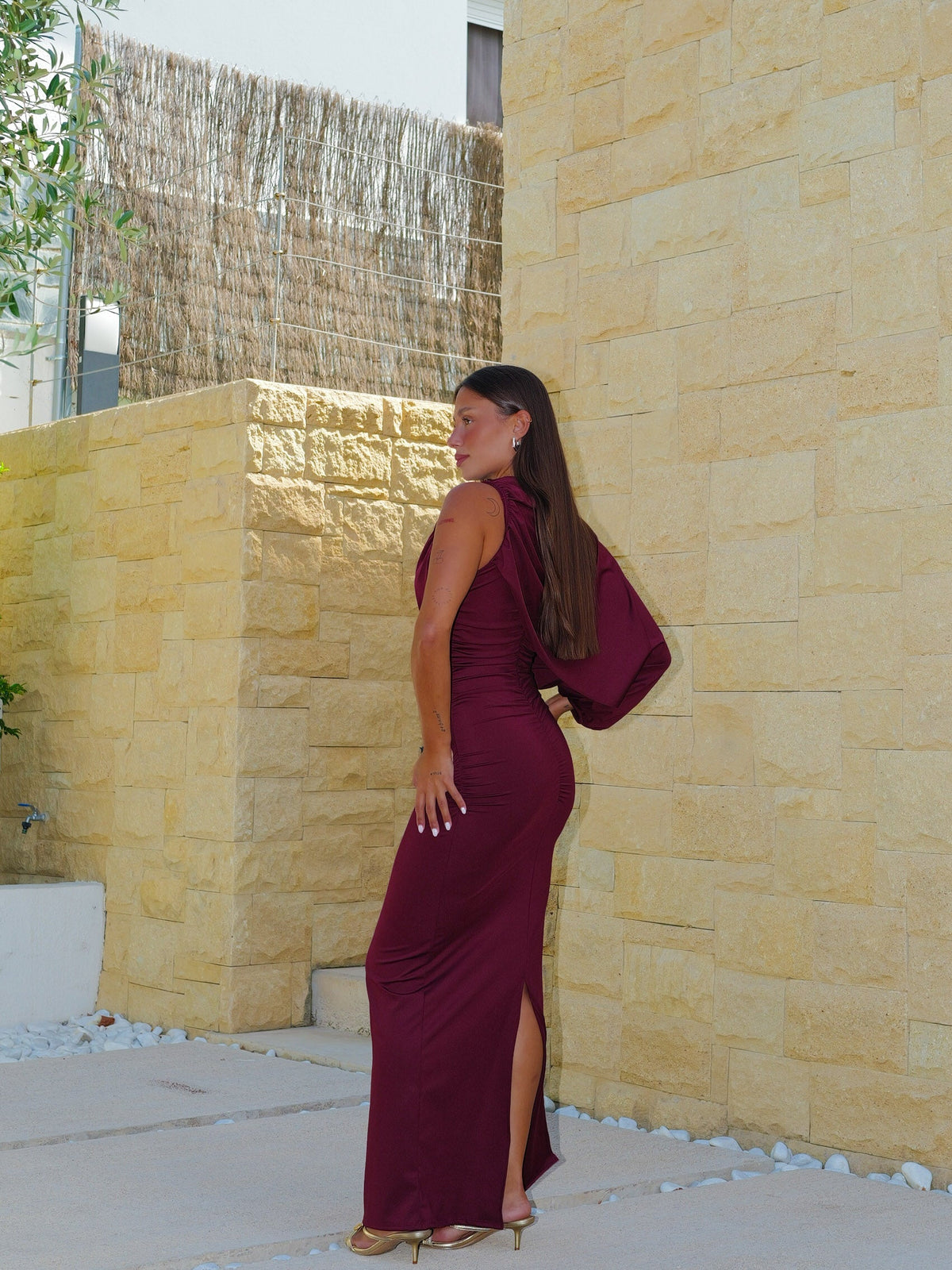 Vestido comprido com manga assimétrica e cape em cor de vinho