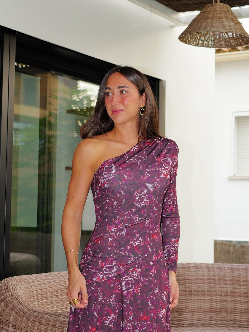 Vestido midi com manga assimétrica e padrão em tom de beringela