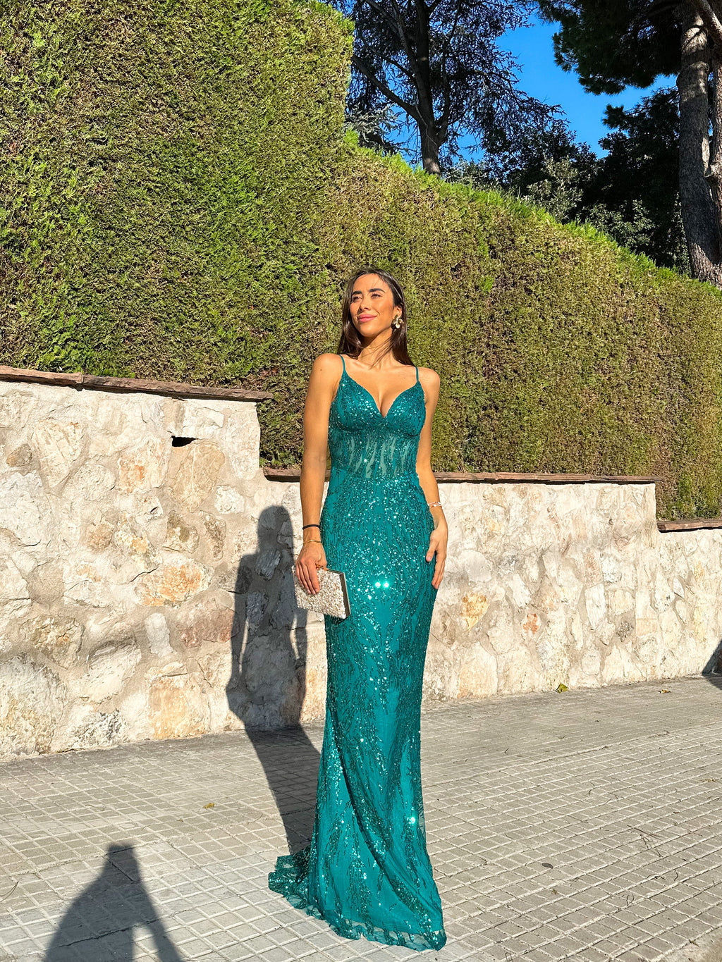 Vestido tipo espartilho com decote em V e strass em tom de garrafa
