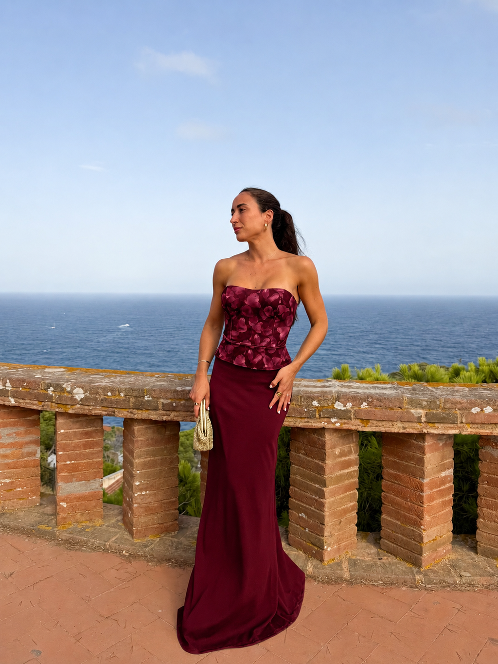 Vestido tipo espartilho com padrão em cor de bordô