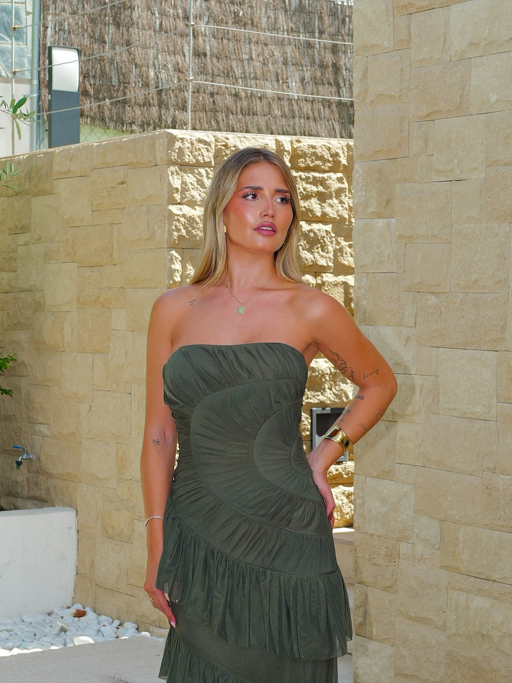 Vestido com folhos e franzido em tule verde-oliva