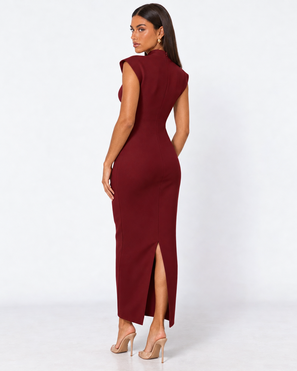 Vestido largo con escote en V y hombros estructurados