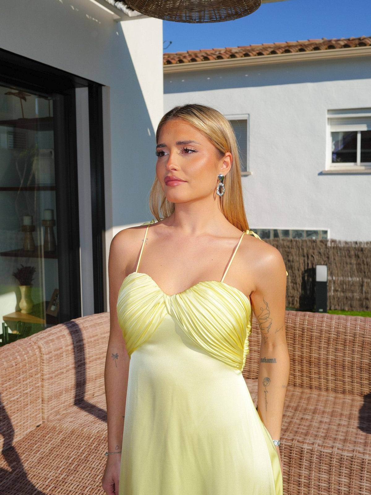 Vestido de cetim com decote em concha, amarelo