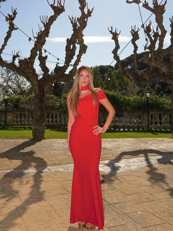 Vestido vermelho com gola choker e franzido assimétrico