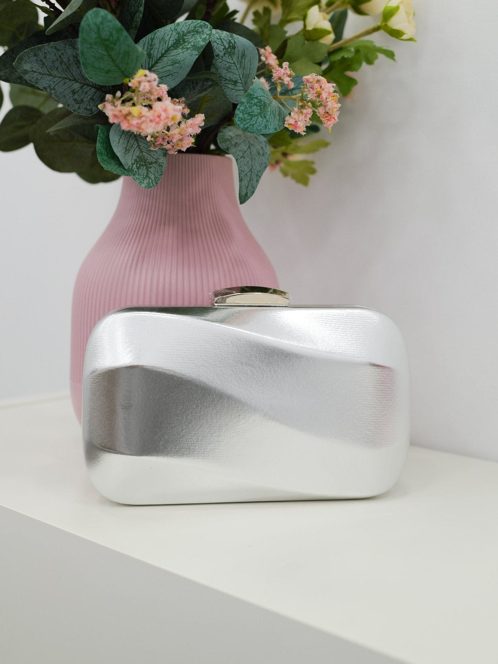 Clutch com efeito de onda prateado