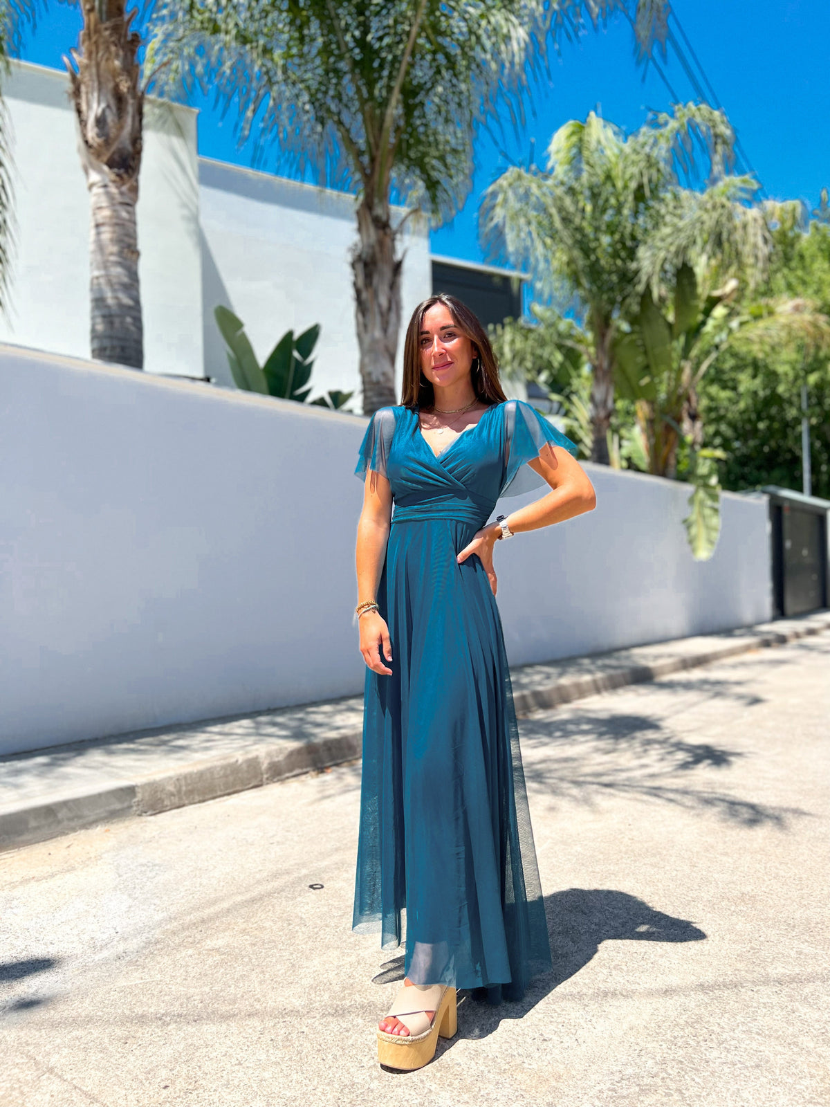 Vestido de tule com mangas azul-petróleo