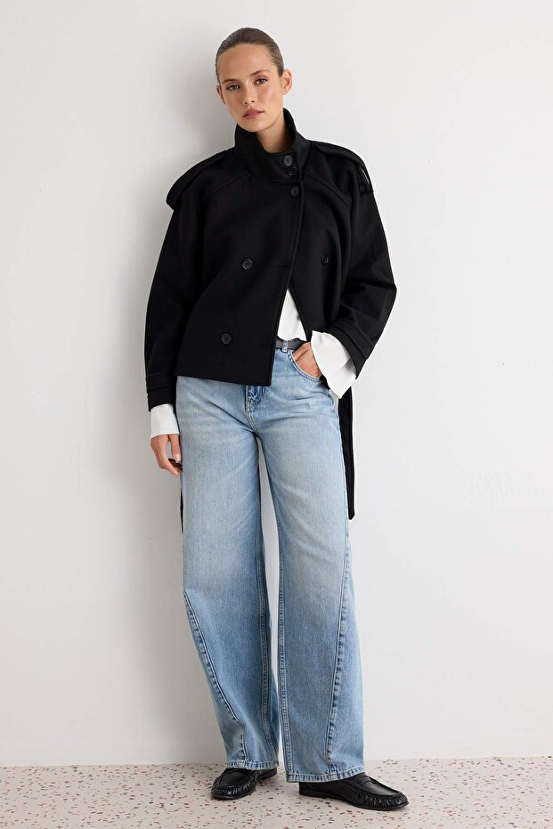Casaco curto oversize trespassado com gola subida e cinto preto