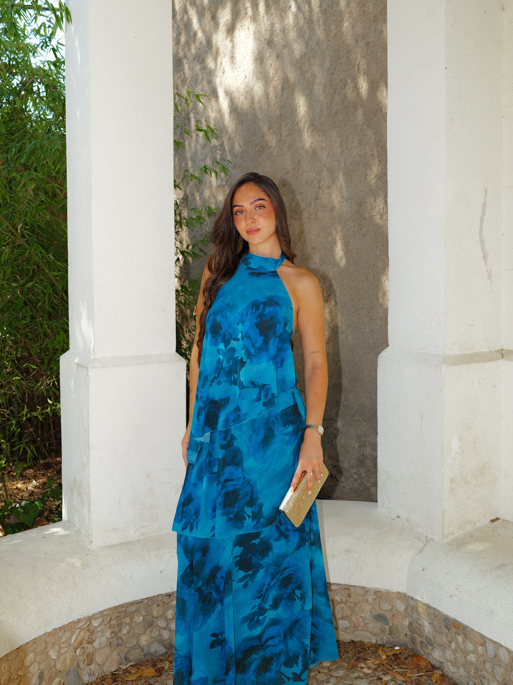 Vestido comprido com decote halter, folhos e padrão azul-petróleo