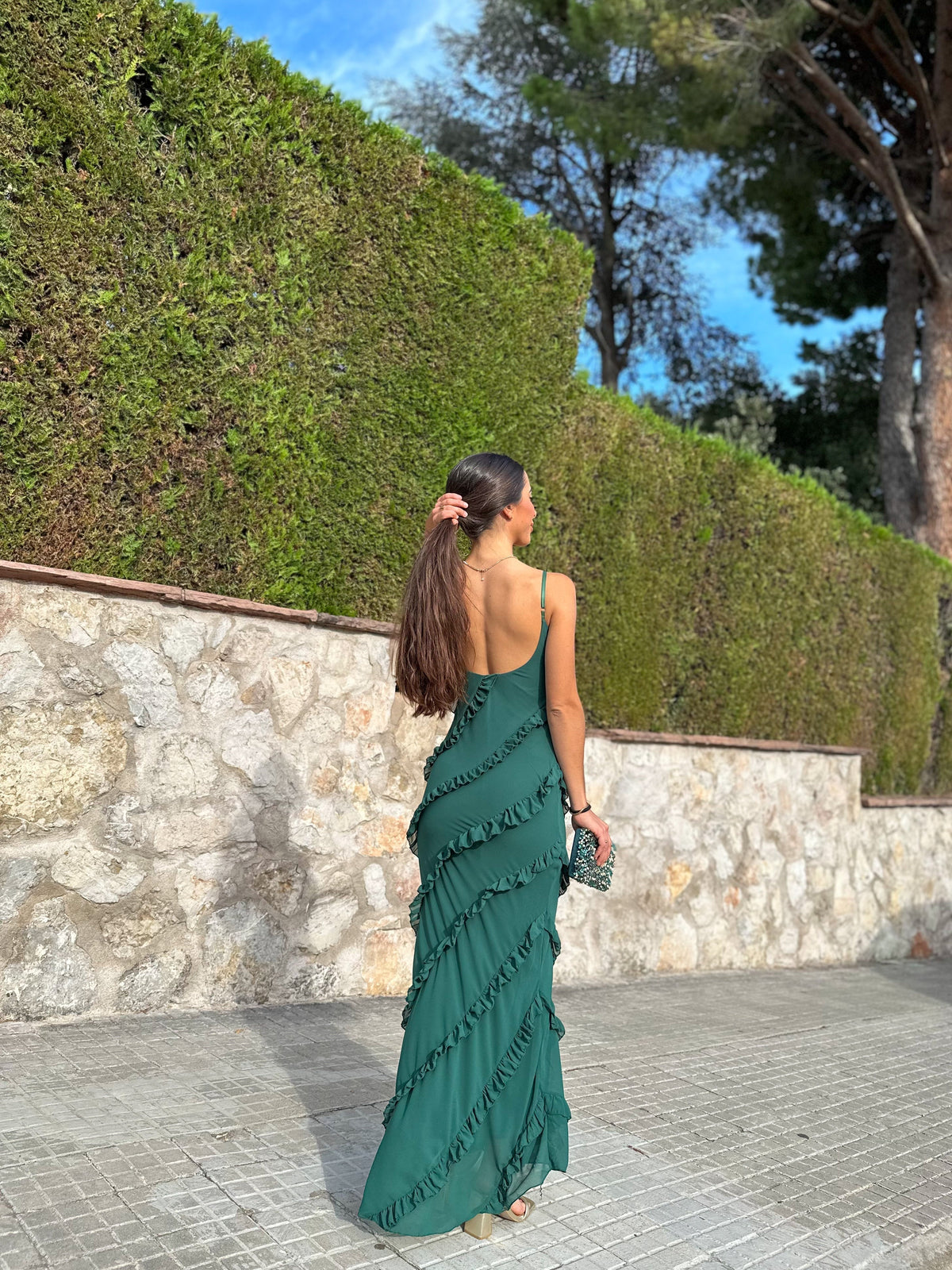 Vestido com folhos em crepe cor de garrafa