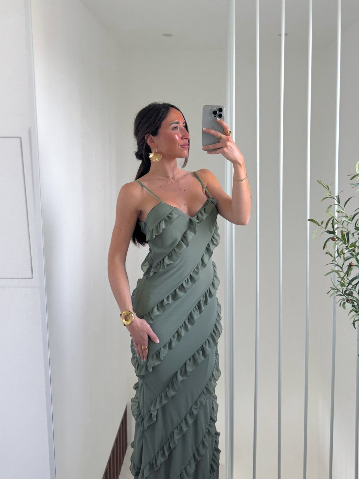 Vestido com folhos em crepe cáqui