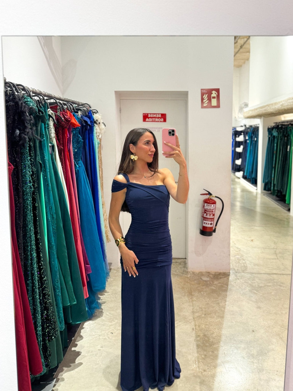 Vestido assimétrico com alças em azul-marinho