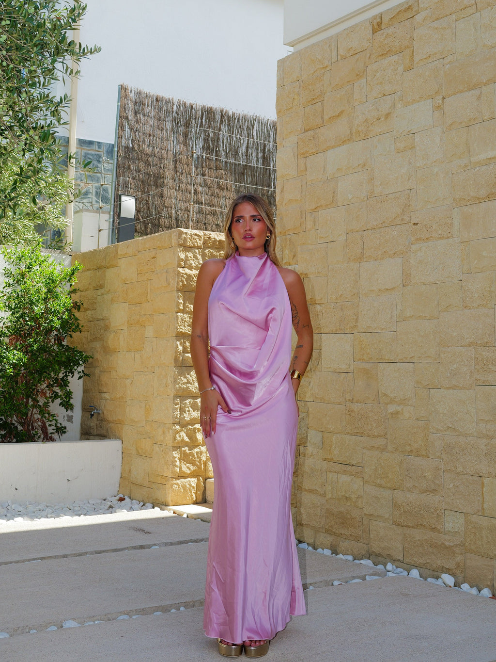 Vestido comprido de cetim rosa com costas halter