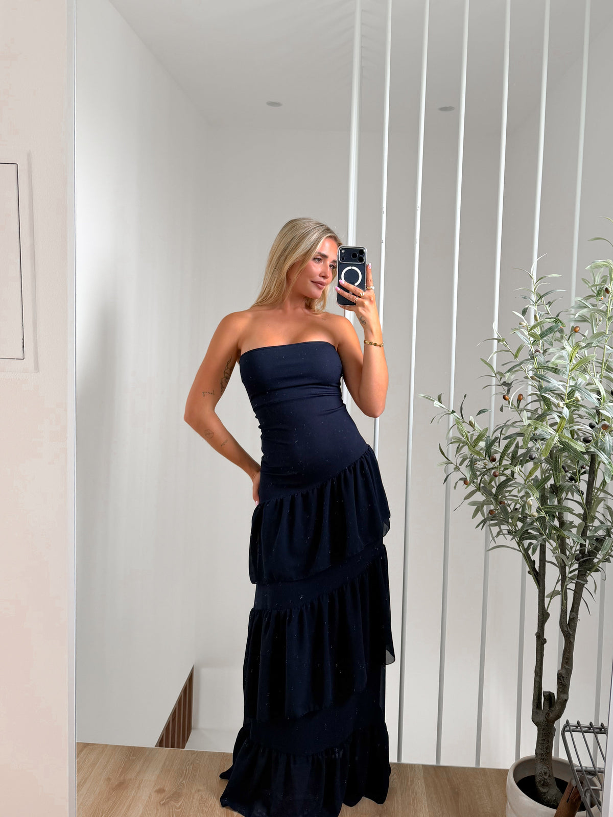 Vestido cai-cai com folhos assimétrico azul-marinho