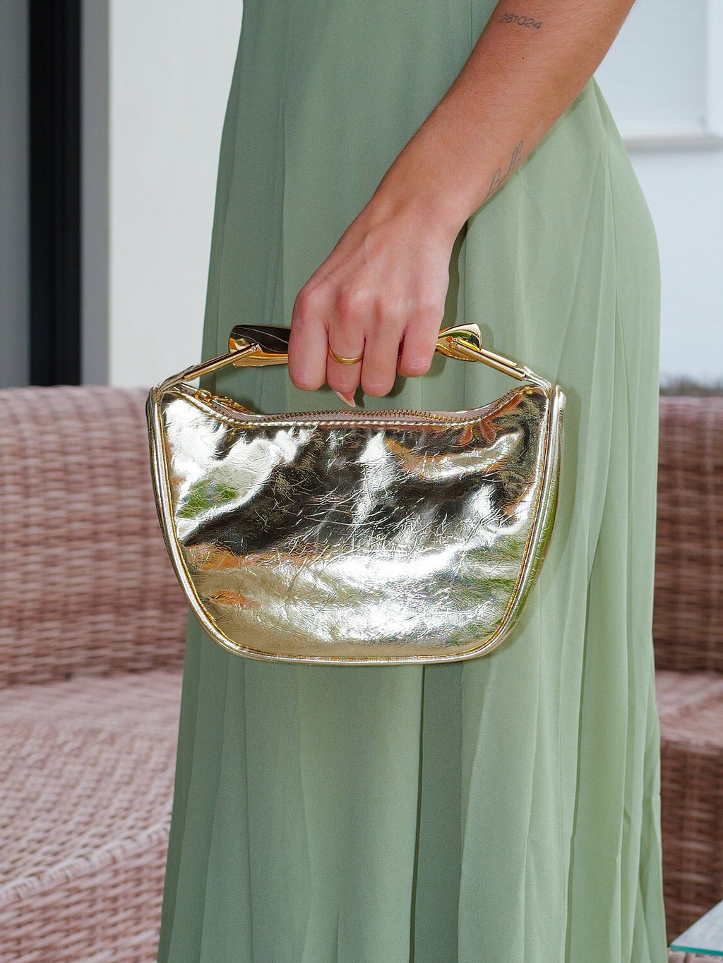 Clutch em forma de meia-lua dourada