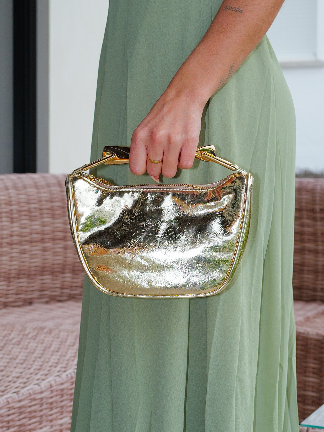 Clutch em forma de meia-lua dourada