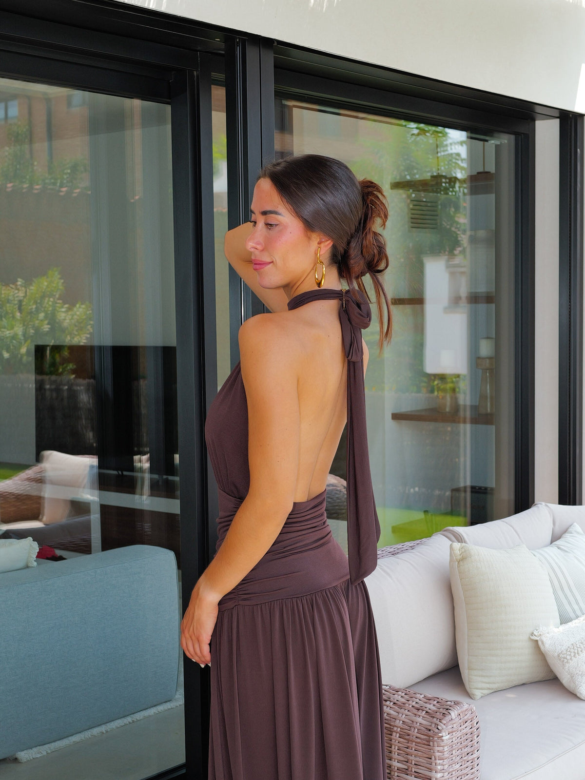 Vestido halter drapeado com costas em tom de chocolate