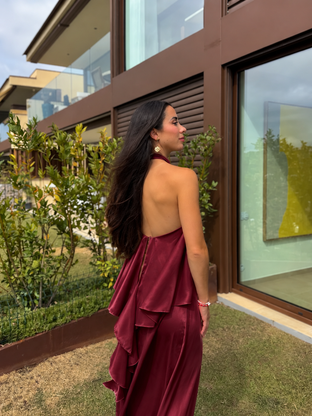 Vestido de cetim com capa cor de bordô