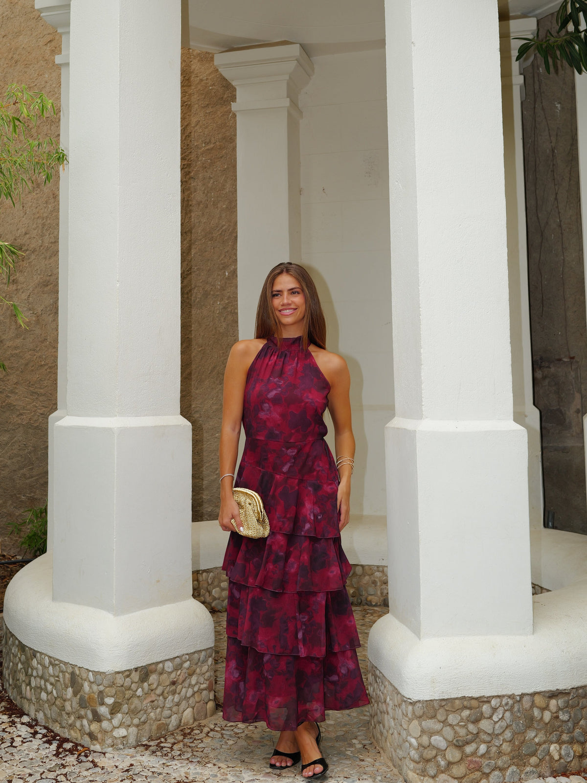 Vestido longo com decote halter, estampado e com folhos, cor vinho