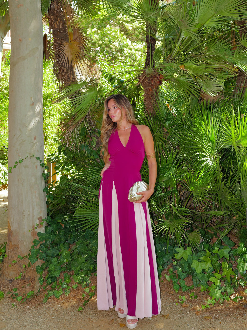 Vestido com decote em V bicolor cor de cereja