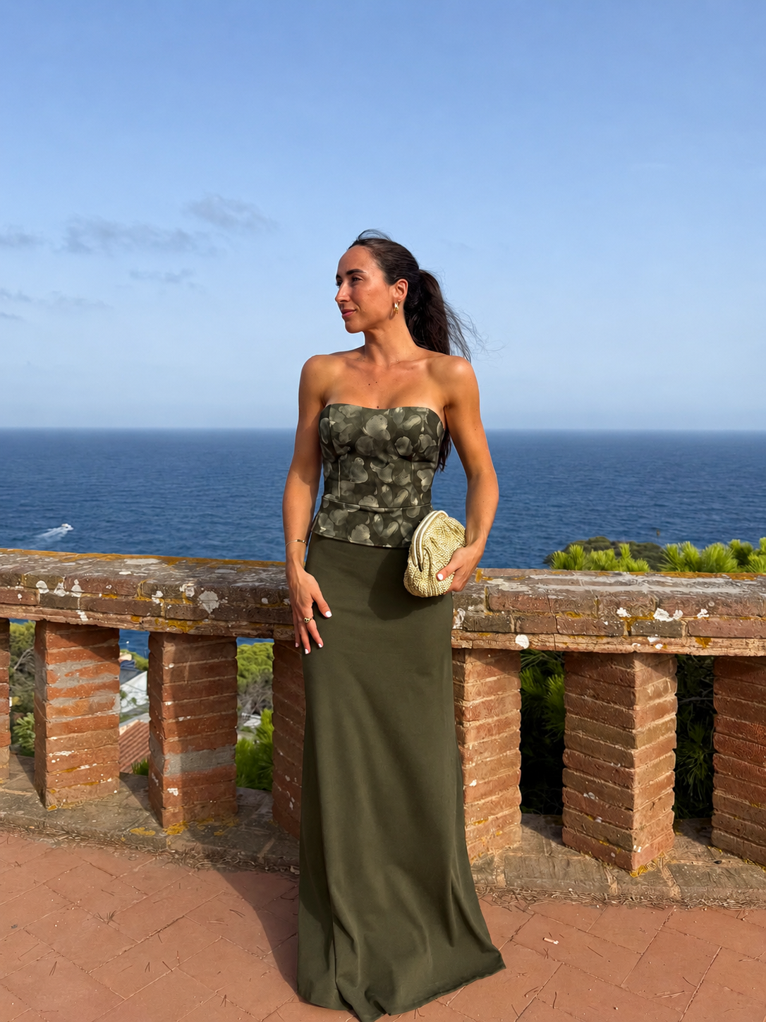 Vestido tipo espartilho com padrão em tom de azeitona