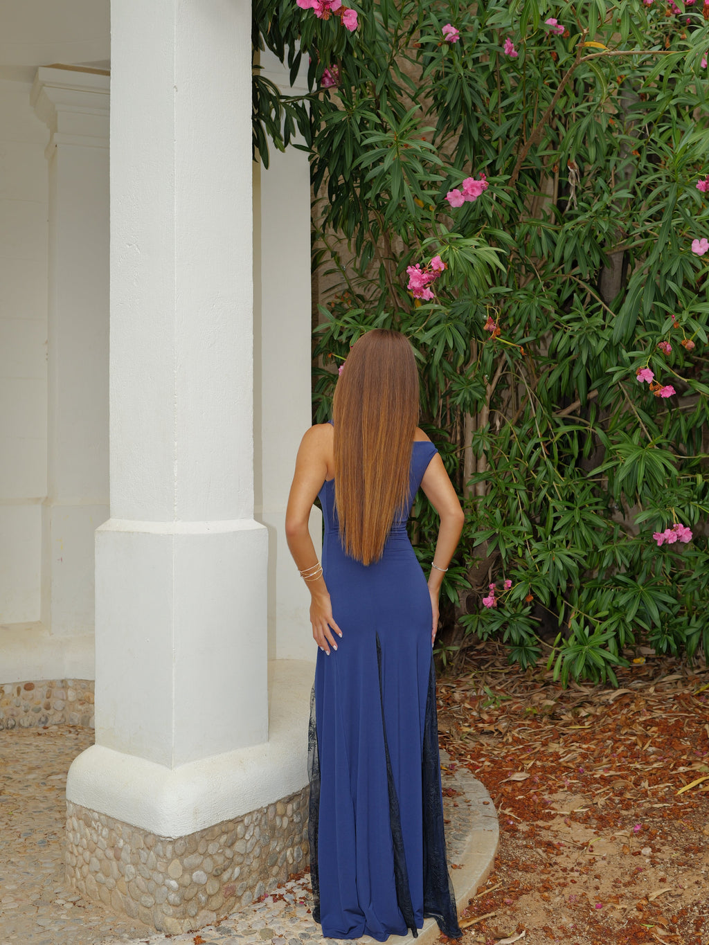 Vestido assimétrico em renda azul-marinho