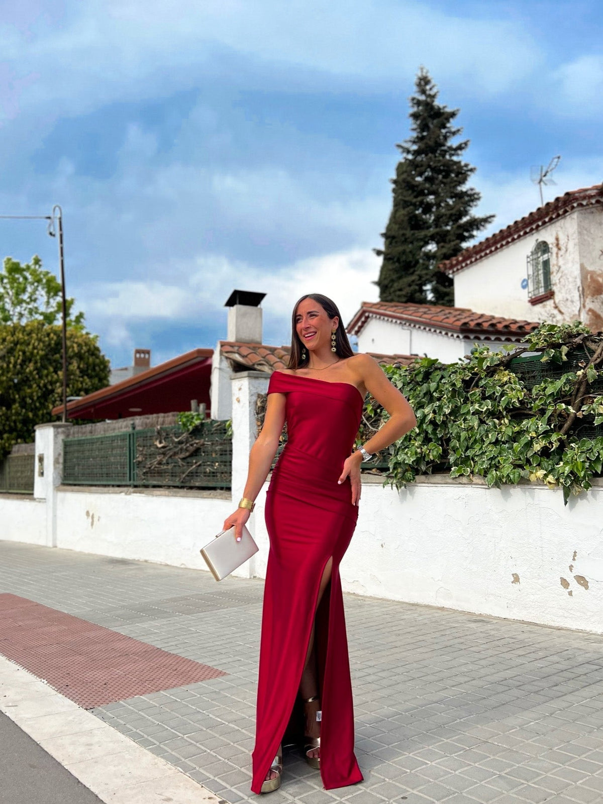Vestido assimétrico estilo barco em cor de bordô