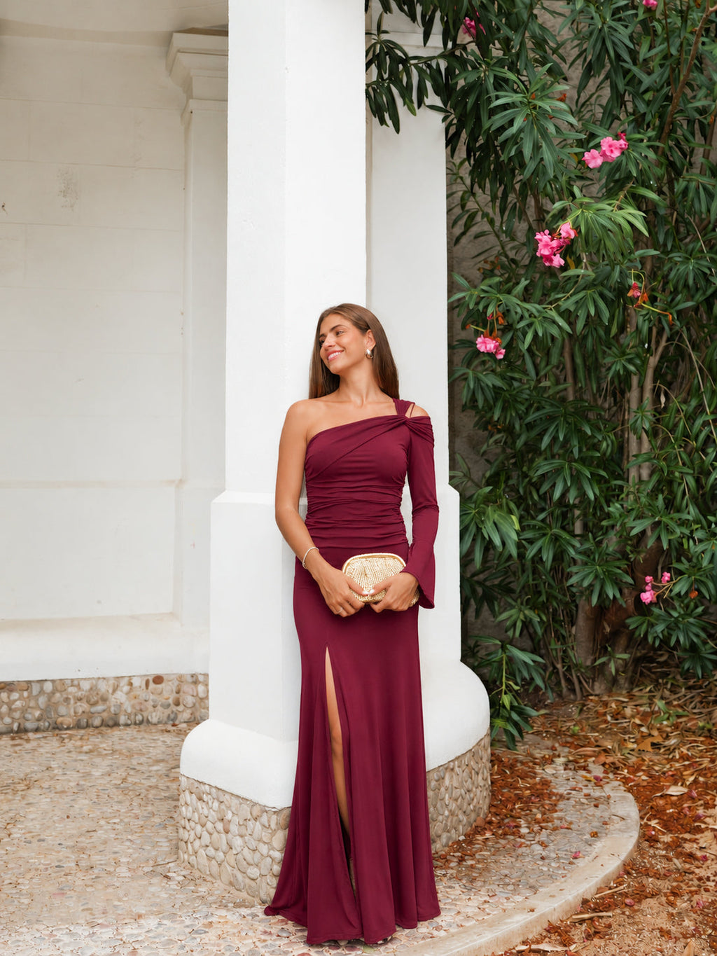 Vestido assimétrico com nó e mangas compridas, cor bordô