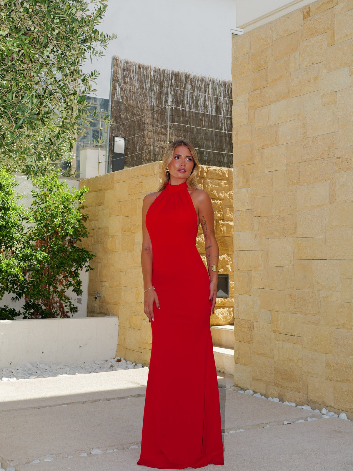 Vestido comprido vermelho com decote halter e laço