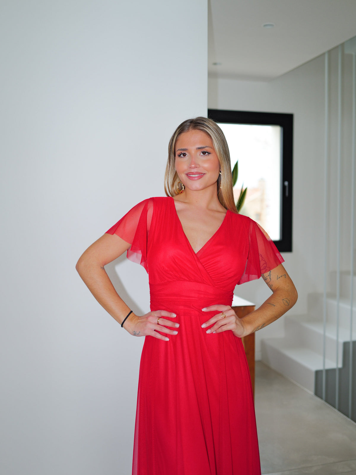 Vestido de tule com mangas vermelhas