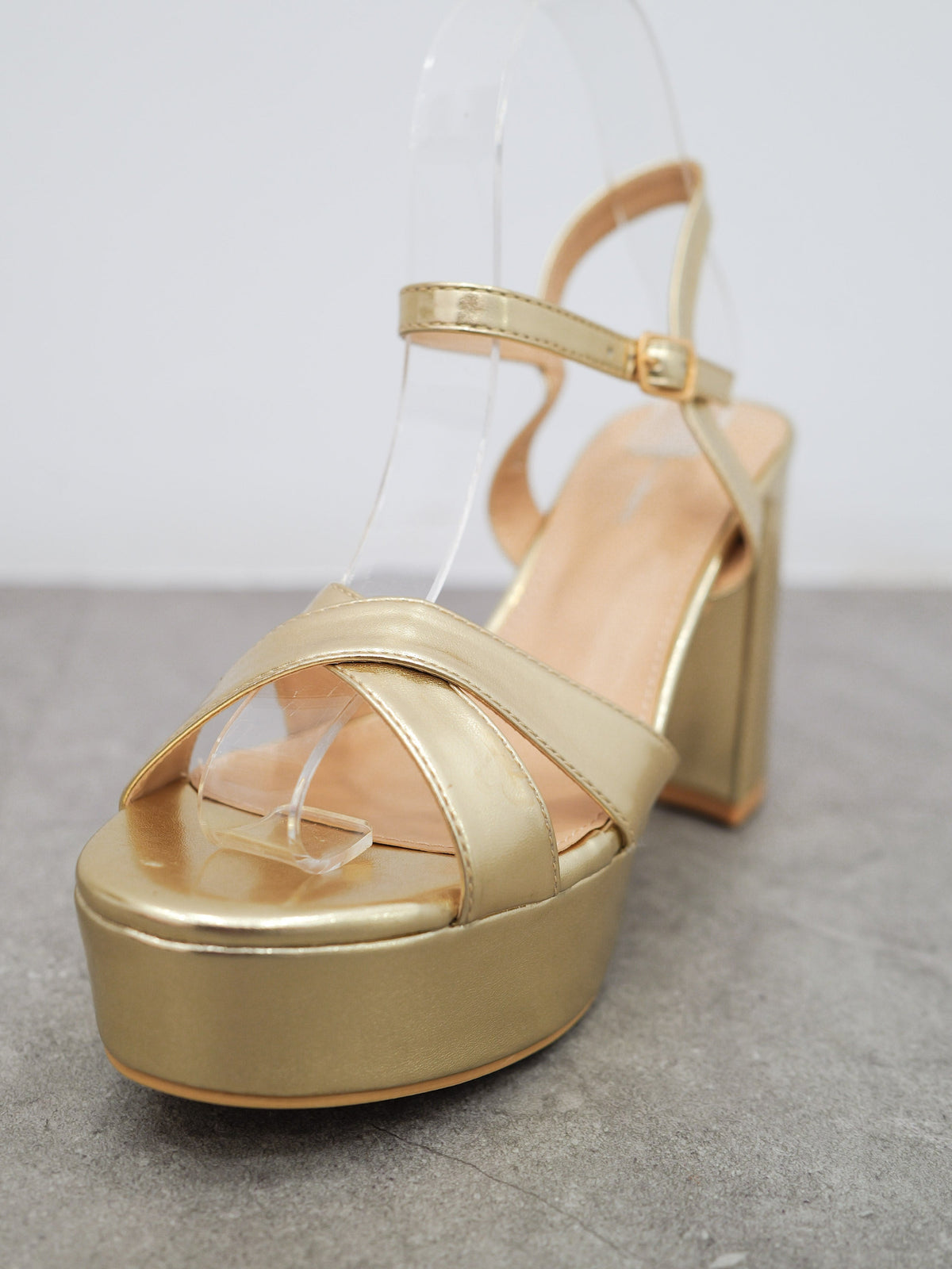 Sandalia dorada con tiras cruzadas