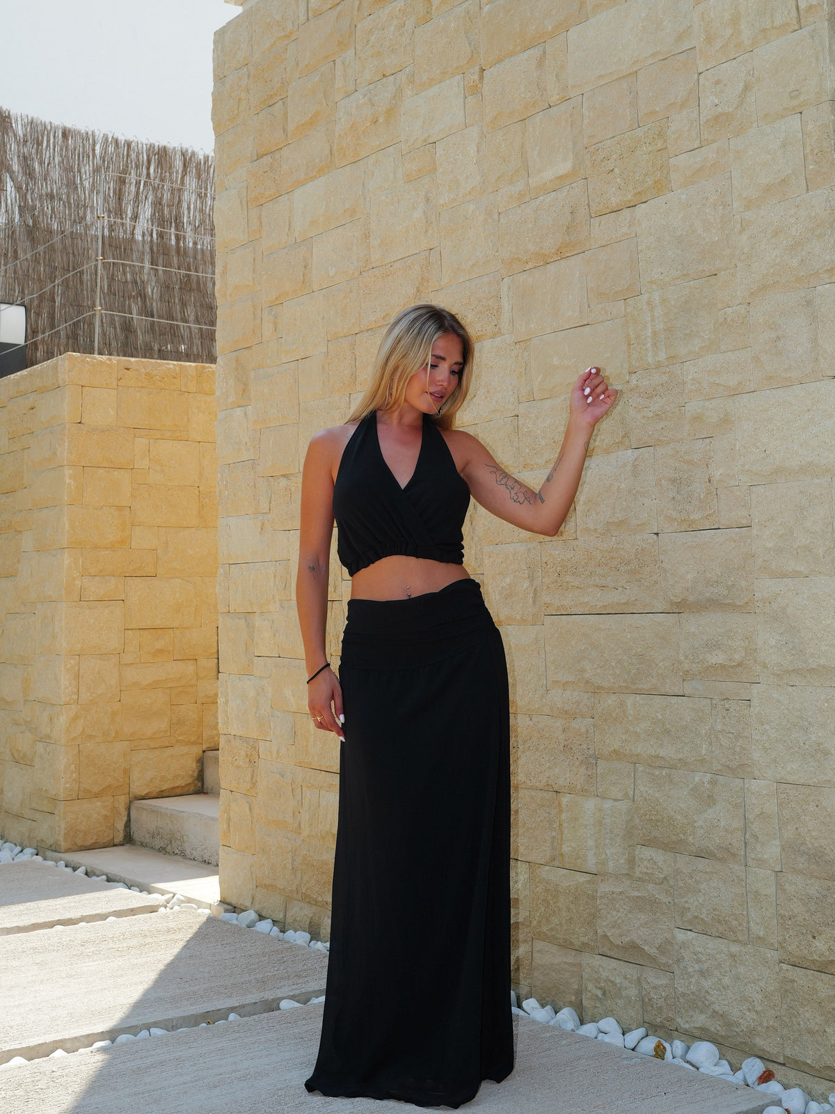 Conjunto de falda con escote halter negro