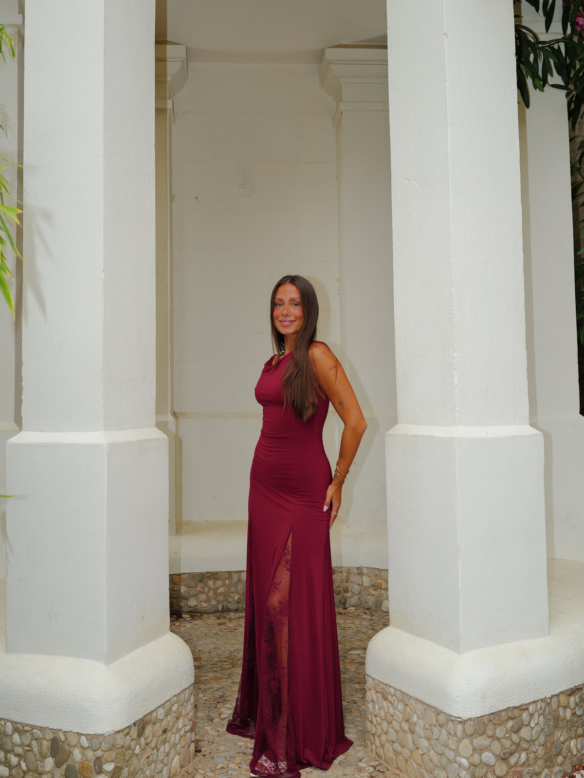 Vestido assimétrico de renda cor de vinho