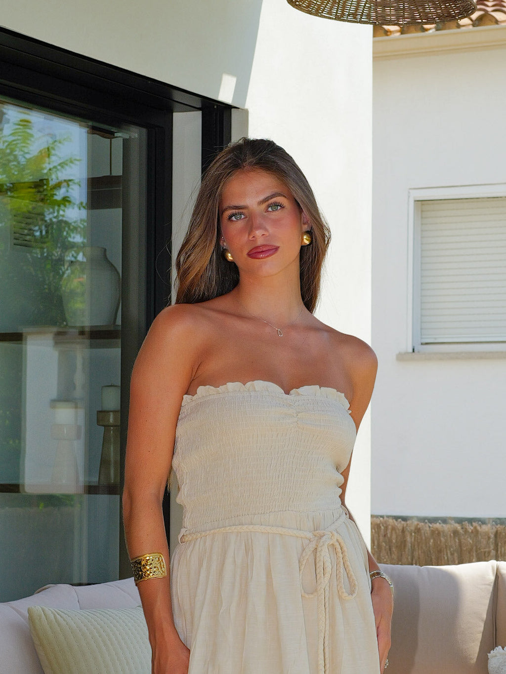 Vestido com estampa «palavra-ninho», folhos e cinto bege