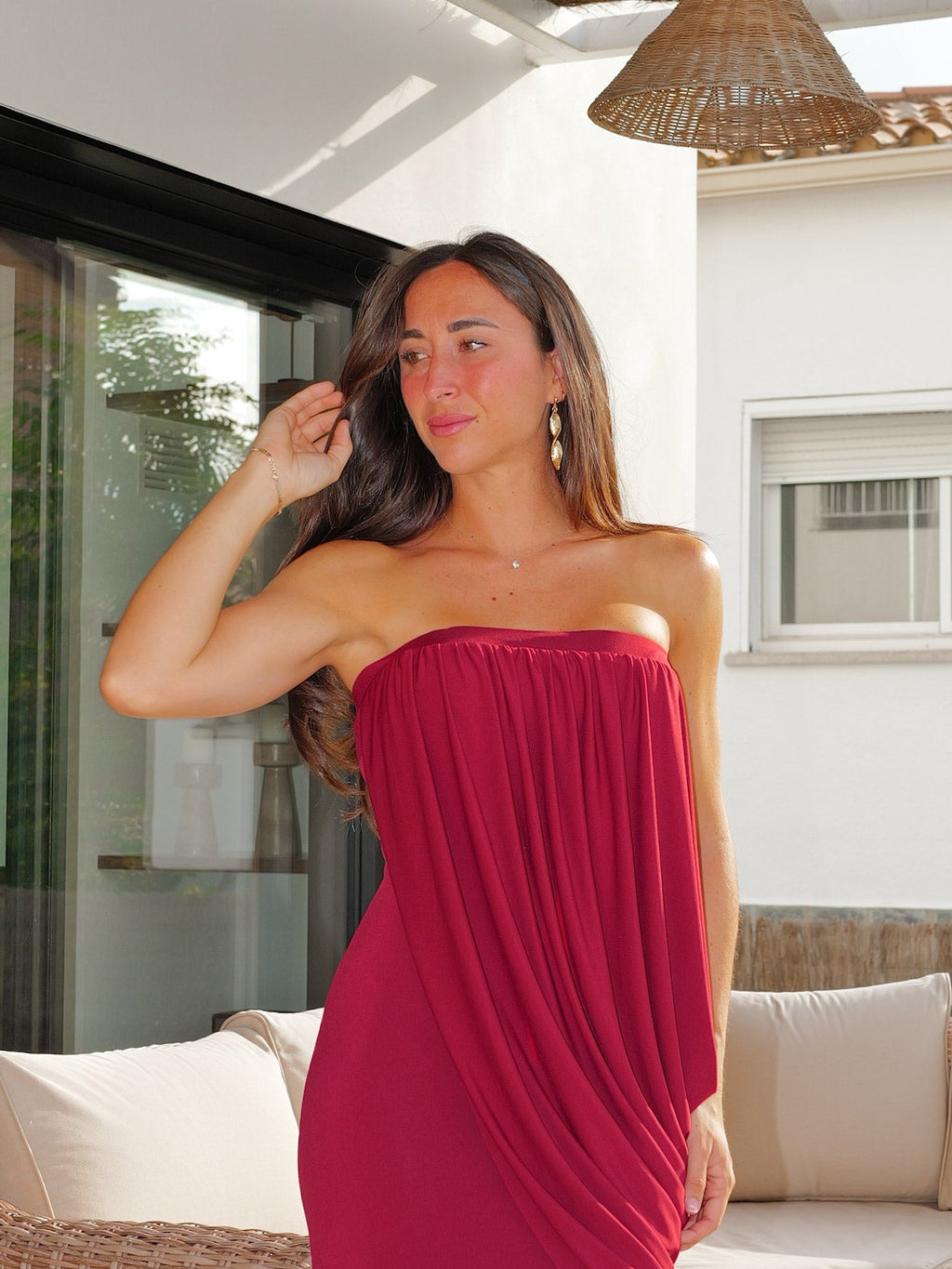 Vestido com folhos em tom bordô