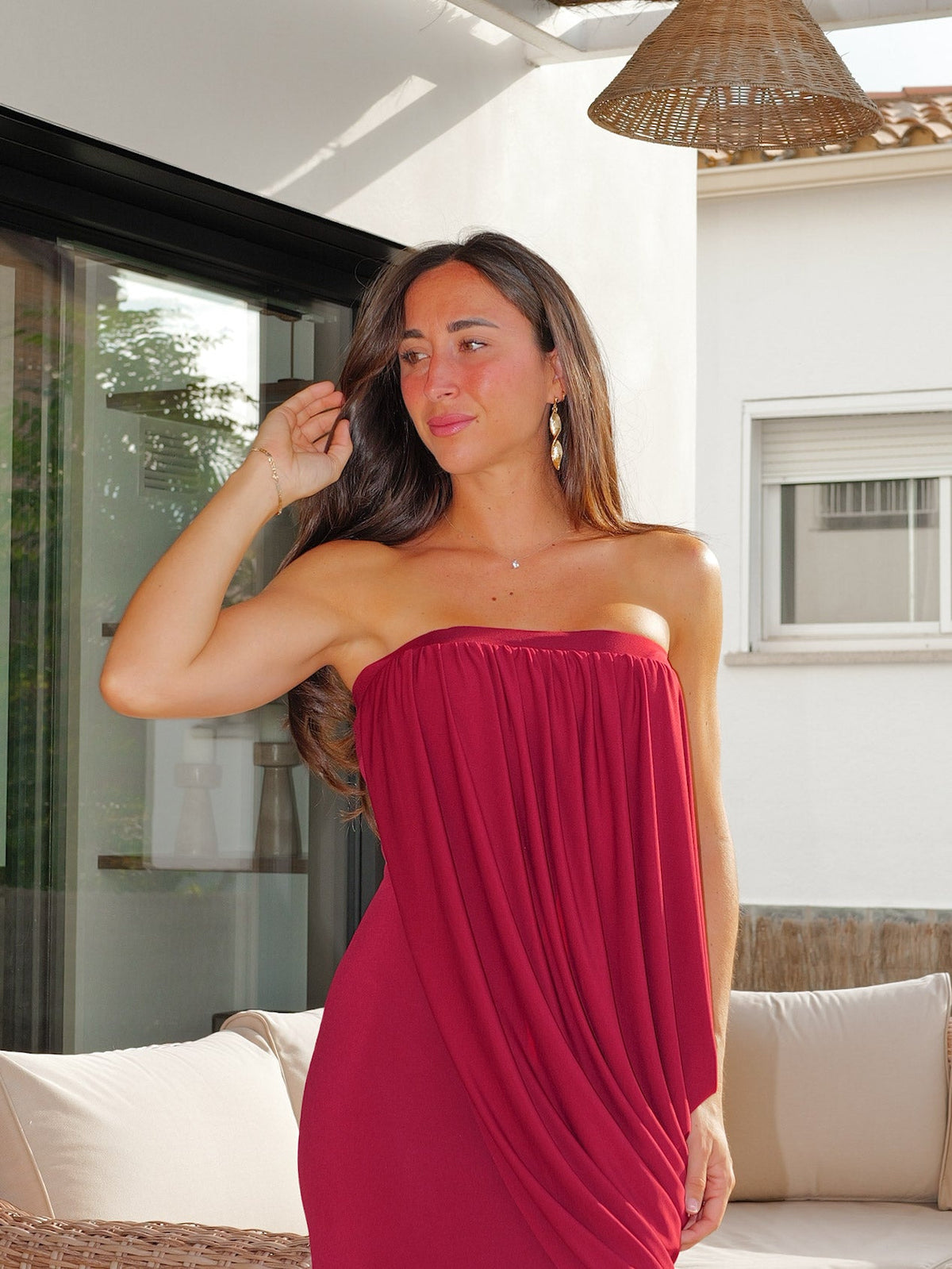 Vestido com folhos em tom bordô