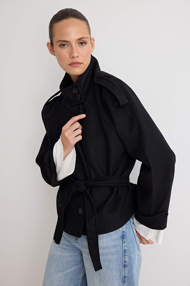 Casaco curto oversize trespassado com gola subida e cinto preto