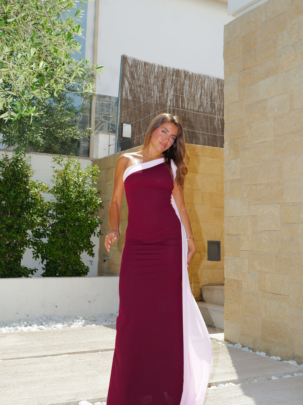 Vestido assimétrico com alças nas costas, cor bordô