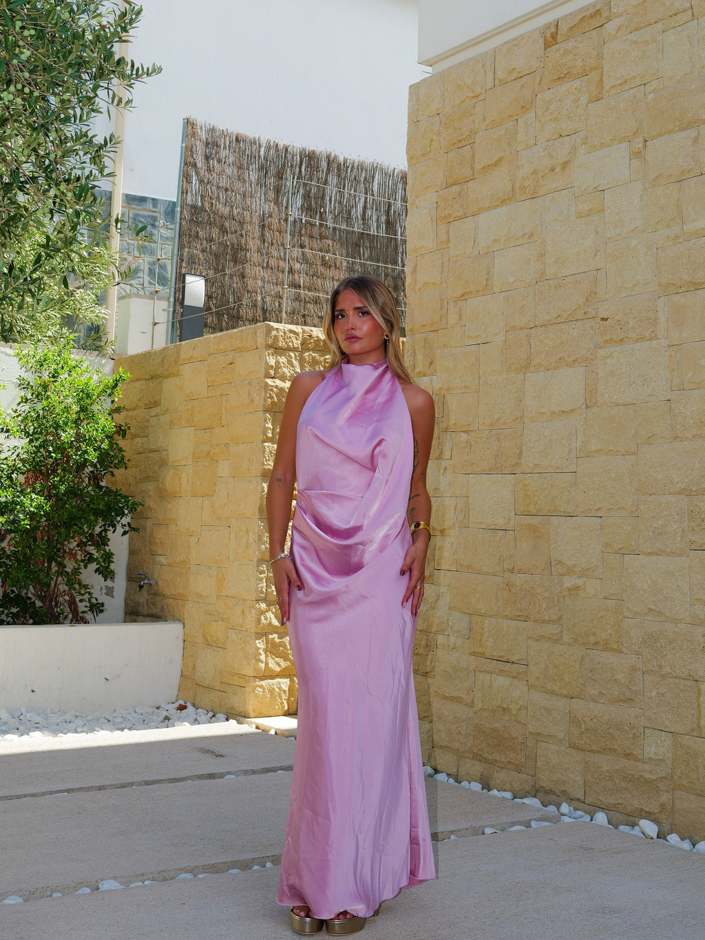 Vestido comprido de cetim rosa com costas halter